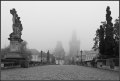 Karlův most v mlze.